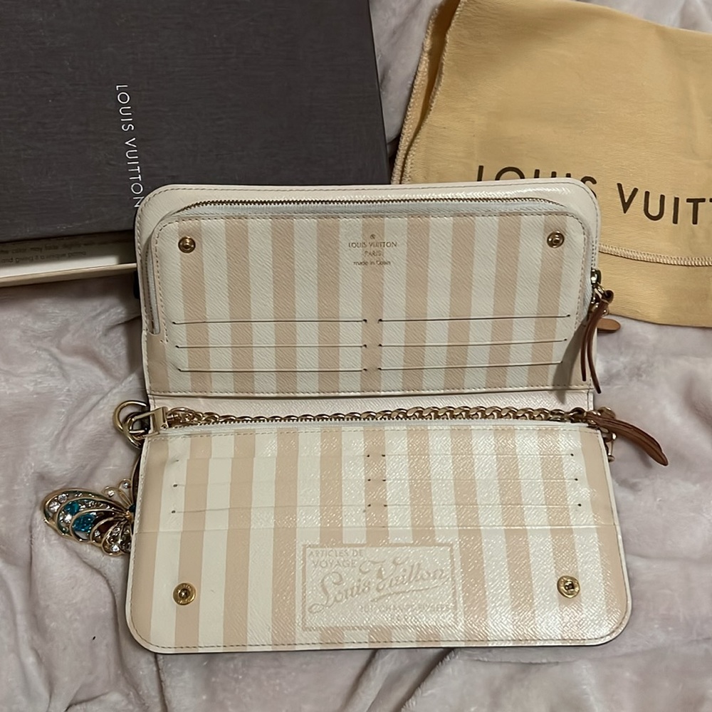 Authentic LV mono Rayures . Great condition . Comes with a box and dust bag . - Picture 2 of 5